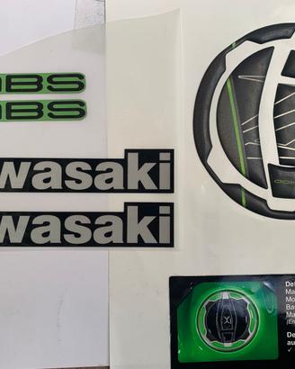 Kit Adesivi Kawasaki & Protezione Tappo Serbatoio