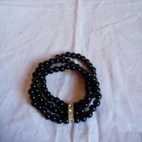 braccialletto con perle nere