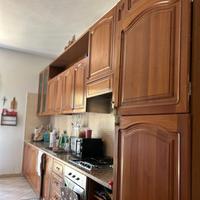 Cucina in legno con top in marmo vero