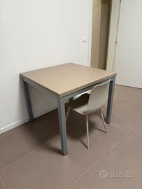 tavolo rosa cipria 90 per 90 allungabile  a 140