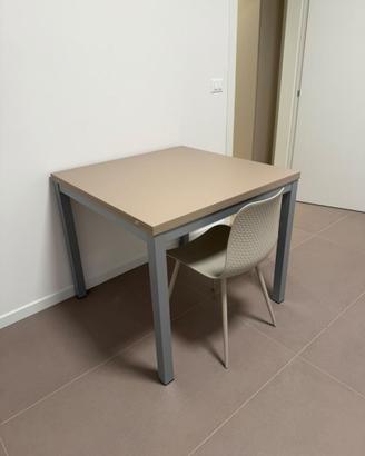 tavolo rosa cipria 90 per 90 allungabile  a 140