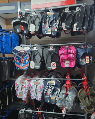 ciabatte uomo donna bambino stock