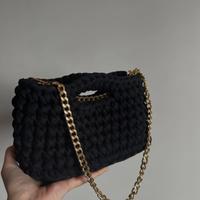 Borsa uncinetto nera con catenella dorata