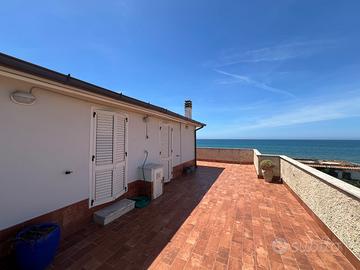 Attico fronte mare,terrazzo panoramico e box auto