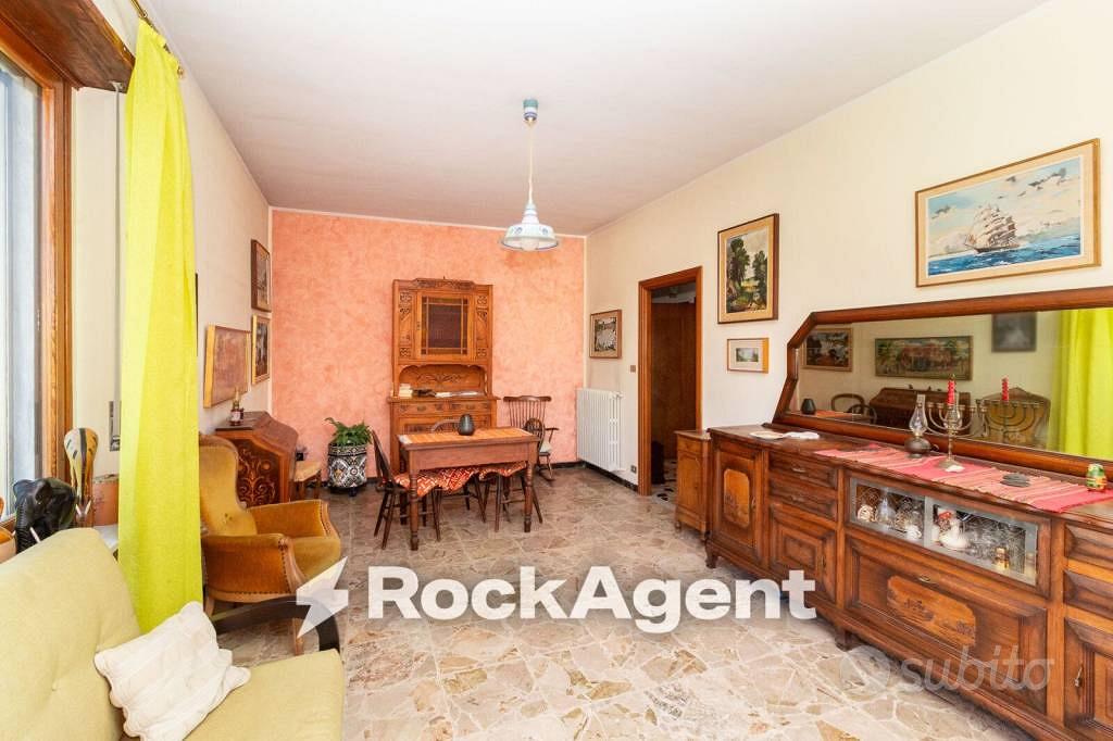 Villa di 296 m² con più di 5 locali e box auto dop - Altro