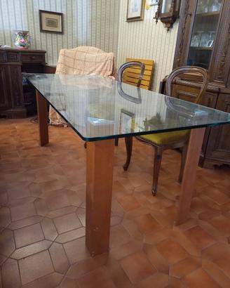tavolo in cristallo con gambe di legno 