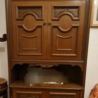 Mobile e vetrinetta in legno di noce