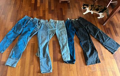 Varie e diverse paia di jeans