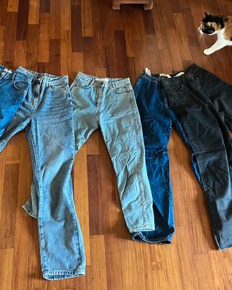 Varie e diverse paia di jeans