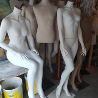 Manichino donna seduta 