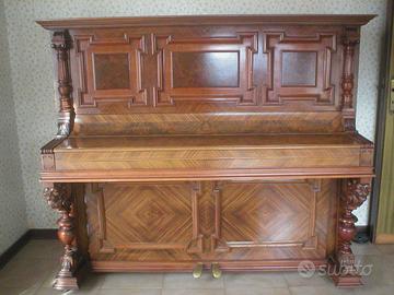 Pianoforte verticale antico in radica di noce