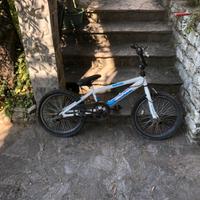 BMX con manubrio giroscopico