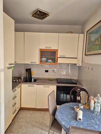 Trilocale parzialmente arredato