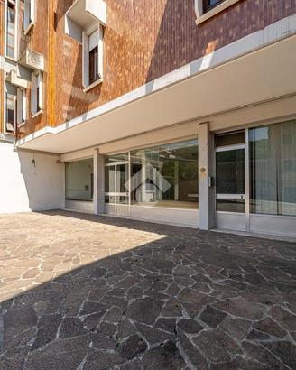 NEGOZIO A SAN GIOVANNI ILARIONE