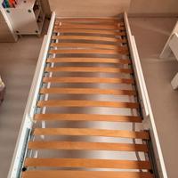 Due lettini per bambini in legno con materasso