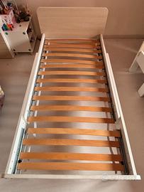 Due lettini per bambini in legno con materasso