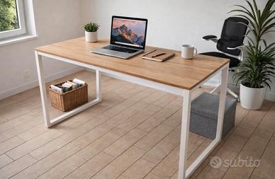 Scrivania moderna in legno chiaro e metallo