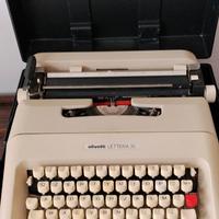 Macchina da scrivere vintage Olivetti anni '80
