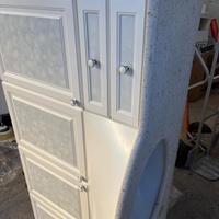 Mobile bagno con specchio già smontato