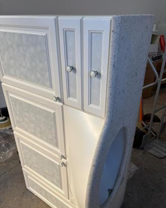 Mobile bagno con specchio già smontato