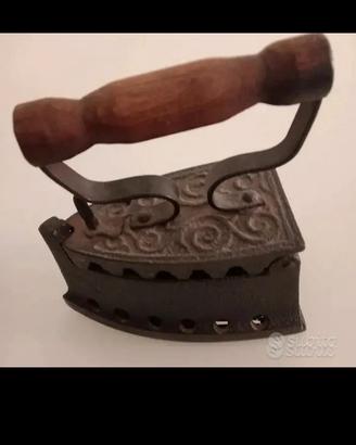 Antico ferro r da stiro in ghisa a carbone 