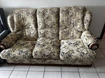 DIVANO 3 POSTI + tavolo + 6 sedie