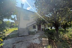Villa di 309 m² con più di 5 locali e box auto a O