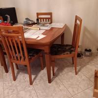 Tavolo massello con 4 sedie