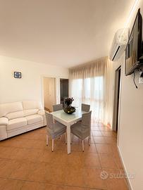 Vistafrontealmare con piscine parco e parcheggio