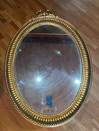 Specchiera ovale in legno dorato con fiocco