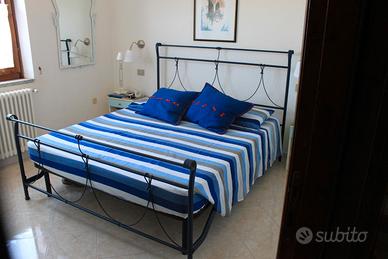 Struttura letto ferro blu oltremare + 2 comodini