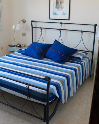 Struttura letto ferro blu oltremare + 2 comodini