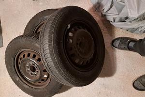 pneumatici con cerchi