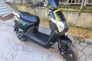 MOTRON WHIZZ 50cc SCOOTER ELETTRICO