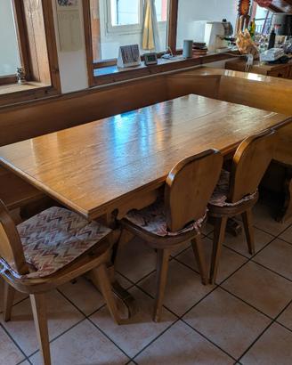 Tavolo con cassapanca e sedie | taverna