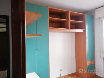 Armadio "a ponte" con scrivania.