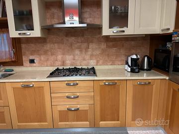 Cucina completa di forno, frigo, capa e lavello.