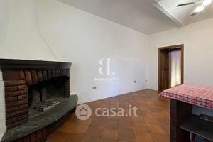 Terratetto con giardino e posti auto (Prato)