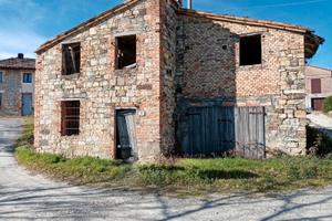 Rustico indipendente con giardino e terreno