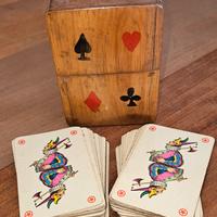 carte da gioco con cofanetto 