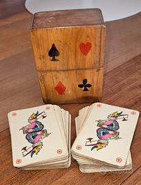 carte da gioco con cofanetto 