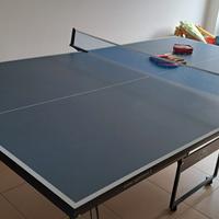 tavolo da ping-pong con racchette e palline