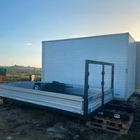 Vari cassoni centinati, aperti e furgonati