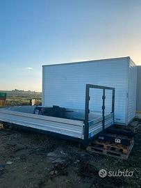 Vari cassoni centinati, aperti e furgonati