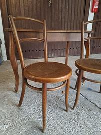 Tavolo con sedie di legno