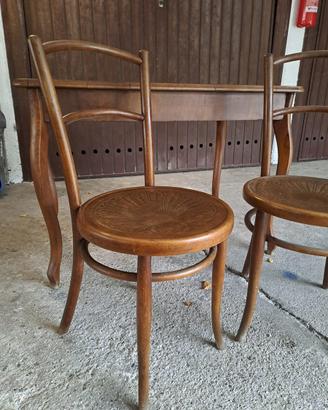 Tavolo con sedie di legno