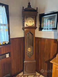 Orologio a pendolo vintage in legno massello