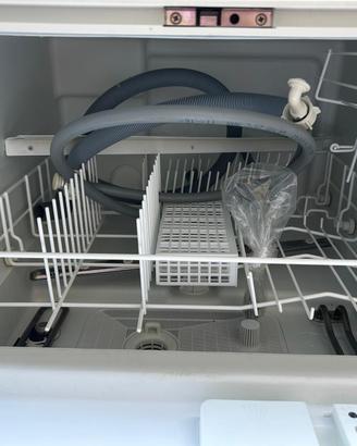 Lavastoviglie da campeggio mai utilizzata.