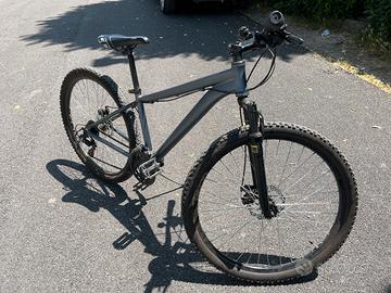 Bicicletta mountain bike e lucine