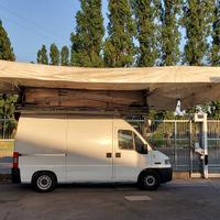 Furgone con tendone automatico